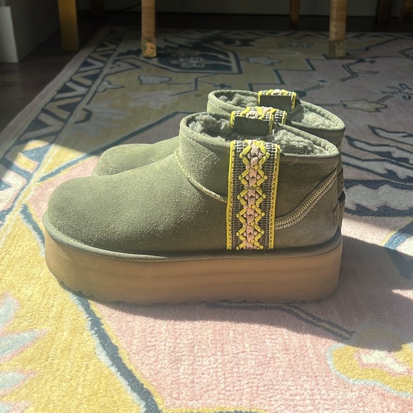 Classic Ultra Mini Platform Ugg - Picture 2 of 2